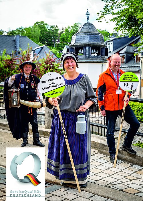 Stadtführer mit der "Corona-Schmiech" Foto: Dirk Rückschloss - pixore