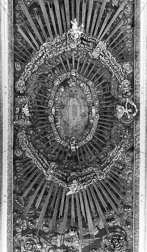 Die freitragende Holzdecke öffnet in ihrer barocken Gestaltung den Himmel